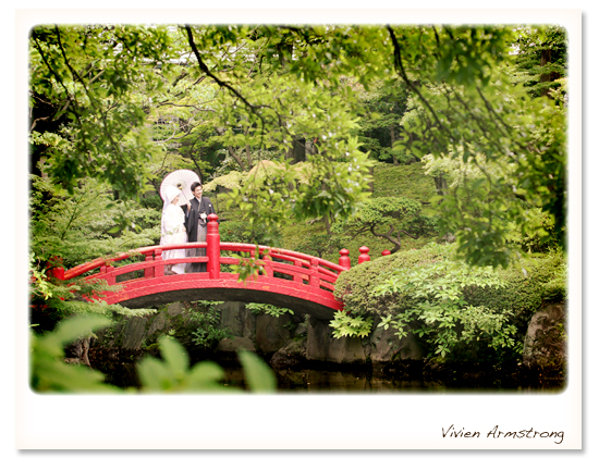赤い橋の日本庭園